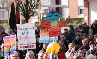 Anfang des Jahres wurde in Enger und Spenge gegen Rechtsextremismus demonstriert. Ein Antrag von den Linken und der "Partei", sich der Bünder Erklärung anzuschließen, wurde nun aber in beiden Kommunen abgelehnt. - Claus Frickemeier Anfang des Jahres wurde in Enger und Spenge gegen Rechtsextremismus demonstriert. Ein Antrag von den Linken und der "Partei", sich der Bünder Erklärung anzuschließen, wurde nun aber in beiden Kommunen abgelehnt. - Claus Frickemeier