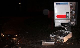 Der Zigarettenautomat wurde durch die Sprengung komplett zerstört. - Polizei Minden-Lübbecke Der Zigarettenautomat wurde durch die Sprengung komplett zerstört. - Polizei Minden-Lübbecke