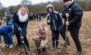 Mathilda (v. l.), Hanna, Denny und Lewis sind einige der rund 1.000 Schülerinnen und Schüler der Olof-Palme-Gesamtschule, die sich am Pflanztag beteiligen. - Ralf Bittner Mathilda (v. l.), Hanna, Denny und Lewis sind einige der rund 1.000 Schülerinnen und Schüler der Olof-Palme-Gesamtschule, die sich am Pflanztag beteiligen. - Ralf Bittner