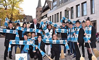 Bürgermeister Daniel Hartmann (Mitte), die stellvertretende Vorsitzende Diana Freytag (Mitte vorne) und die Vorsitzende Simone Kube (rechts) begrüßen die fünfte Jahreszeit in der Höxteraner Innenstadt. - Thomas Kube Bürgermeister Daniel Hartmann (Mitte), die stellvertretende Vorsitzende Diana Freytag (Mitte vorne) und die Vorsitzende Simone Kube (rechts) begrüßen die fünfte Jahreszeit in der Höxteraner Innenstadt. - Thomas Kube