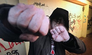 Der Unbekannte schlug brutal auf die 18-jährigen Frauen ein. - Symbolfoto: Andreas Frücht Der Unbekannte schlug brutal auf die 18-jährigen Frauen ein. - Symbolfoto: Andreas Frücht