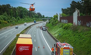 Rettungshubschrauber Christoph 13 startet nach seinem Einsatz auf der A33 - die Autobahn ist noch vollgesperrt. - Sarah Jonek Fotografie Rettungshubschrauber Christoph 13 startet nach seinem Einsatz auf der A33 - die Autobahn ist noch vollgesperrt. - Sarah Jonek Fotografie