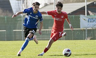 Synchronfußball: Arminias Onur Yazman (l.) und Theesens Omid Atayi trennten sich im B-Junioren-Derby 1:1. - Peter Unger Synchronfußball: Arminias Onur Yazman (l.) und Theesens Omid Atayi trennten sich im B-Junioren-Derby 1:1. - Peter Unger