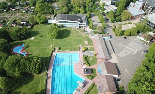 Die Löhner Bäder könnten in Zukunft neu gebaut werden. Während das Freibad in etwa am jetzigen Standort platziert wäre, könnte das Hallenbad (hier am oberen Bildrand) umziehen. Eine Studie schlägt vor, es an der Stelle der Freibadumkleiden (rechts) zu platzieren. Alternativ müssten die Einrichtungen über kurz oder lang geschlossen werden. - Wolfhard Jording Die Löhner Bäder könnten in Zukunft neu gebaut werden. Während das Freibad in etwa am jetzigen Standort platziert wäre, könnte das Hallenbad (hier am oberen Bildrand) umziehen. Eine Studie schlägt vor, es an der Stelle der Freibadumkleiden (rechts) zu platzieren. Alternativ müssten die Einrichtungen über kurz oder lang geschlossen werden. - Wolfhard Jording
