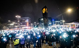 Menschen demonstrieren am Valentinstag auf dem Bielefelder Jahnplatz. - Sarah Jonek Fotografie Menschen demonstrieren am Valentinstag auf dem Bielefelder Jahnplatz. - Sarah Jonek Fotografie