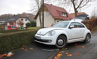 Nachdem er sich aus versehen in Bewegung gesetzt hatte, kam der VW an einem Bordstein zum Stehen. - Madita Schellenberg Nachdem er sich aus versehen in Bewegung gesetzt hatte, kam der VW an einem Bordstein zum Stehen. - Madita Schellenberg