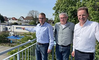Die Schlaufen sind schwer zu erkennen - Martin Westermeier (Fachbereichsleiter Stadtentwicklung) zeigt auf die Solarabsorberanlage auf den Dächern der Sälzer Lagune. Mit dabei sind Thomas Dresbur (r., stellvertretender Betriebsleiter Stadtwerke) und Bürgermeister Ulrich Berger. - Carola Drabon Die Schlaufen sind schwer zu erkennen - Martin Westermeier (Fachbereichsleiter Stadtentwicklung) zeigt auf die Solarabsorberanlage auf den Dächern der Sälzer Lagune. Mit dabei sind Thomas Dresbur (r., stellvertretender Betriebsleiter Stadtwerke) und Bürgermeister Ulrich Berger. - Carola Drabon