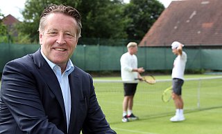 Turnierdirektor Ralf Weber schnuppert an den Trainingsplätzen neben der OWL-Arena schon einmal Turnierluft. Am Wochenende beginnen die Terra Wortmann Open mit den Qualifikationsspielen. - Wolfgang Rudolf Turnierdirektor Ralf Weber schnuppert an den Trainingsplätzen neben der OWL-Arena schon einmal Turnierluft. Am Wochenende beginnen die Terra Wortmann Open mit den Qualifikationsspielen. - Wolfgang Rudolf