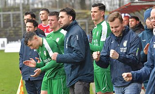Der FC Gütersloh mit Coach Julian Hesse ist in der 77. Minute beim Stand von 4:1 bereit, durchzuwechseln. - Jens Dünhölter Der FC Gütersloh mit Coach Julian Hesse ist in der 77. Minute beim Stand von 4:1 bereit, durchzuwechseln. - Jens Dünhölter