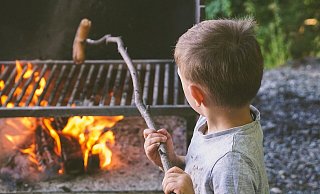 Für Kinder ist Feuer anziehend. Sie kommen bisweilen auf gefährliche Ideen beim Grillen. Deshalb dürfen Erwachsene Feuerstellen keine Sekunde unbeaustichtigt lassen. - Pixabay Für Kinder ist Feuer anziehend. Sie kommen bisweilen auf gefährliche Ideen beim Grillen. Deshalb dürfen Erwachsene Feuerstellen keine Sekunde unbeaustichtigt lassen. - Pixabay