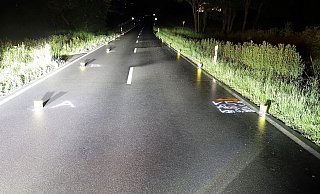 Die Polizei Höxter sichert in der Nacht Spuren auf der K59, auf der ein Fußgänger angefahren wurde und die Verursacher flüchteten. - Polizei Höxter Die Polizei Höxter sichert in der Nacht Spuren auf der K59, auf der ein Fußgänger angefahren wurde und die Verursacher flüchteten. - Polizei Höxter