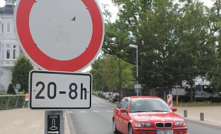 Die Schützenbrücke ist seit 2003 von 20 bis 8 Uhr gesperrt. Und das gilt auch für Radfahrer, darauf hat die Polizei jüngst hingewiesen. - Ulf Hanke Die Schützenbrücke ist seit 2003 von 20 bis 8 Uhr gesperrt. Und das gilt auch für Radfahrer, darauf hat die Polizei jüngst hingewiesen. - Ulf Hanke