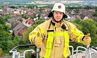 Unterbrandmeister Marcel Fichtner vom Löschzug Höxter präsentiert die neue Einsatzkleidung für die Feuerwehr der Weserstadt. Foto: Thomas Kube - Thomas Kube Unterbrandmeister Marcel Fichtner vom Löschzug Höxter präsentiert die neue Einsatzkleidung für die Feuerwehr der Weserstadt. Foto: Thomas Kube - Thomas Kube