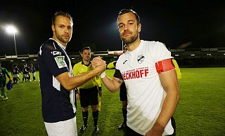 Elf Jahre lang von 2009 bis 2020 trug Jannik Schröder (r.) – hier als Kapitän bei der Begrüßung mit Daniel Brinkmann vom SC Wiedenbrück im November 2018 – das Trikot des SC Verl. Als Junior war er vom FC Stukenbrock an die Poststraße gewechselt. Für den Sportclub absolvierte er gut 250 Pflichtspiele. - Henrik Martinschledde Elf Jahre lang von 2009 bis 2020 trug Jannik Schröder (r.) – hier als Kapitän bei der Begrüßung mit Daniel Brinkmann vom SC Wiedenbrück im November 2018 – das Trikot des SC Verl. Als Junior war er vom FC Stukenbrock an die Poststraße gewechselt. Für den Sportclub absolvierte er gut 250 Pflichtspiele. - Henrik Martinschledde