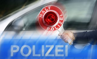 Am Feiertag endete für einen 29-Jährigen die Fahrt in Höxter vor einem Baum - er hatte betrunken eine Kurve übersehen. - Jochen Tack Am Feiertag endete für einen 29-Jährigen die Fahrt in Höxter vor einem Baum - er hatte betrunken eine Kurve übersehen. - Jochen Tack