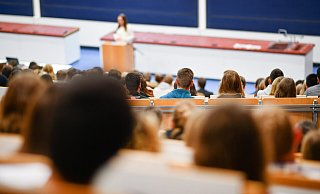 Studenten sollen eine einmalige Pauschale von 200 Euro erhalten. So plant es die Ampel-Koalition. - Uwe Anspach Studenten sollen eine einmalige Pauschale von 200 Euro erhalten. So plant es die Ampel-Koalition. - Uwe Anspach
