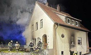 Stundenlang waren die Einsatzkräfte der Feuerwehr Büren am Sonntagabend bei diesem Kellerbrand im Bürener Stadtteil Brenken gefordert - Feuerwehr Büren Stundenlang waren die Einsatzkräfte der Feuerwehr Büren am Sonntagabend bei diesem Kellerbrand im Bürener Stadtteil Brenken gefordert - Feuerwehr Büren