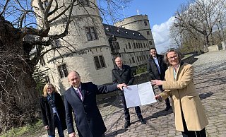 Fördermittel bringt Bauministerin Ina Scharrenbach (r.) mit zur Wewelsburg. Empfänger ist der Kreis mit Landrat Christoph Rüther (CDU, 2. v. l.). Museumschefin Kirsten John-Stucke (l.), Kreis-IT-MItarbeiter Peter Wibbe (2. v. r.) und CDU-Landtagsabgeordneter Bernhard Hoppe-Biermeyer freuen sich mit. - Jens Reddeker Fördermittel bringt Bauministerin Ina Scharrenbach (r.) mit zur Wewelsburg. Empfänger ist der Kreis mit Landrat Christoph Rüther (CDU, 2. v. l.). Museumschefin Kirsten John-Stucke (l.), Kreis-IT-MItarbeiter Peter Wibbe (2. v. r.) und CDU-Landtagsabgeordneter Bernhard Hoppe-Biermeyer freuen sich mit. - Jens Reddeker