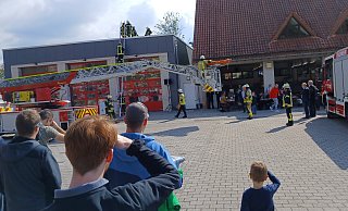 Menschenrettung vom Dach des Neubaus unter Einsatz der Drehleiter: So lautete die Vorgabe des Übungseinsatzes der Feuerwehr Büren im Rahmen der Eröffnungsfeier. - Johannes Büttner Menschenrettung vom Dach des Neubaus unter Einsatz der Drehleiter: So lautete die Vorgabe des Übungseinsatzes der Feuerwehr Büren im Rahmen der Eröffnungsfeier. - Johannes Büttner