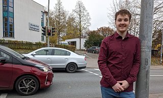 Noel Schuppenat aus Oetinghausen macht sich für einen stationären Blitzer vor seiner ehemaligen Grundschule stark. - David Knapp Noel Schuppenat aus Oetinghausen macht sich für einen stationären Blitzer vor seiner ehemaligen Grundschule stark. - David Knapp