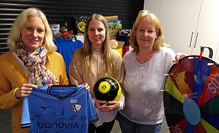 Sarah Michetschläger (v. l.), Martina Tesche und Bianca Wehmeier zeigen einige der Preise, die am Glücksrad erdreht werden können. - Judith Gladow Sarah Michetschläger (v. l.), Martina Tesche und Bianca Wehmeier zeigen einige der Preise, die am Glücksrad erdreht werden können. - Judith Gladow