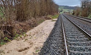 Neben dem Bahndamm haben die Regenfälle einen Bach entstehen lassen. - Deutsche Bahn Neben dem Bahndamm haben die Regenfälle einen Bach entstehen lassen. - Deutsche Bahn