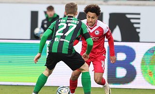 Arminia Bielefelds Thaddäus Momuluh (r.) nimmt es im Eins-gegen-eins mit dem Münsteraner Jano Ter-Horst auf. - Oliver Krato Arminia Bielefelds Thaddäus Momuluh (r.) nimmt es im Eins-gegen-eins mit dem Münsteraner Jano Ter-Horst auf. - Oliver Krato