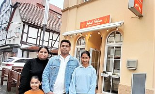 Ein starkes Familienteam sind Amanpreet Kaur Johal, ihr Mann Sonpreet Singh Johal und die beiden Kinder Harnoorpreet (12) und Sukhmani (5), ihr vor dem indischen Imbiss-Restaurant Johal Palace an der Marktstraße in Warburg. - Simone Flörke Ein starkes Familienteam sind Amanpreet Kaur Johal, ihr Mann Sonpreet Singh Johal und die beiden Kinder Harnoorpreet (12) und Sukhmani (5), ihr vor dem indischen Imbiss-Restaurant Johal Palace an der Marktstraße in Warburg. - Simone Flörke