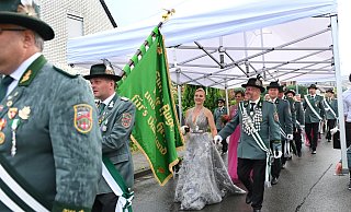Was für ein Kleid! Schützenkönig Stefan Bockhorst und Königin Nicole Hagemann-Bockhorst beim Abmarsch unter laufenden Zelten. - BARBARA FRANKE Was für ein Kleid! Schützenkönig Stefan Bockhorst und Königin Nicole Hagemann-Bockhorst beim Abmarsch unter laufenden Zelten. - BARBARA FRANKE