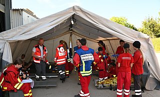 Junge Retter groß in Aktion: Mehr als 220 Nachwuchsretter aus dem gesamten Kreis Höxter hatten unlängst bei einer gemeinsamen Übung in Beverungen Feuer gelöscht, Menschenleben gerettet und technische Hilfe geleistet. - Thomas Kube Junge Retter groß in Aktion: Mehr als 220 Nachwuchsretter aus dem gesamten Kreis Höxter hatten unlängst bei einer gemeinsamen Übung in Beverungen Feuer gelöscht, Menschenleben gerettet und technische Hilfe geleistet. - Thomas Kube