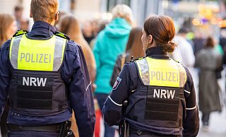Die Polizei suchte auch während des beginnenden Leinewebermarktes nach der vermissten und orientierungslosen Frau. - Symbolfoto: Niklas Tüns Die Polizei suchte auch während des beginnenden Leinewebermarktes nach der vermissten und orientierungslosen Frau. - Symbolfoto: Niklas Tüns