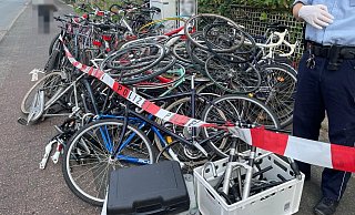 30 Fahrräder und zahlreiche Fahrradteile fand die Polizei kürzlich in diesem Haus. Sie waren gestohlen worden oder waren - bedingt durch Unfälle - nicht mehr fahrtauglich. - Polizei 30 Fahrräder und zahlreiche Fahrradteile fand die Polizei kürzlich in diesem Haus. Sie waren gestohlen worden oder waren - bedingt durch Unfälle - nicht mehr fahrtauglich. - Polizei