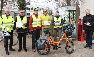 Thomas Eichele (v. l.), Frank Lohe und Manfred Wiehenkamp (alle ADFC), Günter Weigel (Lippe Tourismus & Marketing GmbH), Bürgermeister Martin Hoffmann und Winfried Brunner (Rotary-Club) bei der Vorstellung der ersten digital abrufbaren und neuen Fahrradtour rund um Leopoldshöhe. Die Fahrrad-Reparaturstation hat zur Hälfte der Rotary-Club gesponsert. - Birgit Guhlke Thomas Eichele (v. l.), Frank Lohe und Manfred Wiehenkamp (alle ADFC), Günter Weigel (Lippe Tourismus & Marketing GmbH), Bürgermeister Martin Hoffmann und Winfried Brunner (Rotary-Club) bei der Vorstellung der ersten digital abrufbaren und neuen Fahrradtour rund um Leopoldshöhe. Die Fahrrad-Reparaturstation hat zur Hälfte der Rotary-Club gesponsert. - Birgit Guhlke