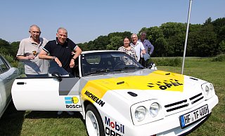 Der aktuelle Vorstand des HMSC mit Dieter Bäuerle, Michael Stachowski (stellvertretender Vorsitzender), Christina Schumacher (Schatzmeisterin), Thomas Zühr (Sportleiter) und Frank Gießelmann (Schriftführer) vor dem Manta 400 von Frank Gießelmann und Thomas Zühr aus dem Jahr 1984. - Björn Kenter Der aktuelle Vorstand des HMSC mit Dieter Bäuerle, Michael Stachowski (stellvertretender Vorsitzender), Christina Schumacher (Schatzmeisterin), Thomas Zühr (Sportleiter) und Frank Gießelmann (Schriftführer) vor dem Manta 400 von Frank Gießelmann und Thomas Zühr aus dem Jahr 1984. - Björn Kenter