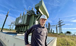 Felix Kröger hat den Bau des Borchener Umspannwerks als Projektleiter verantwortet. Über den Mast im Hintergrund fließt der Strom ab. - Jens Reddeker Felix Kröger hat den Bau des Borchener Umspannwerks als Projektleiter verantwortet. Über den Mast im Hintergrund fließt der Strom ab. - Jens Reddeker