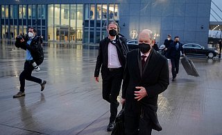 Bundeskanzler Olaf Scholz (SPD) geht zum Airbus A340 der Luftwaffe auf dem militärischen Teil des Flughafens BER. Scholz reist zu seinem Antrittsbesuch in die USA. Dort trifft er am Montag den US-Präsidenten im Weißen Haus. - picture alliance/dpa Bundeskanzler Olaf Scholz (SPD) geht zum Airbus A340 der Luftwaffe auf dem militärischen Teil des Flughafens BER. Scholz reist zu seinem Antrittsbesuch in die USA. Dort trifft er am Montag den US-Präsidenten im Weißen Haus. - picture alliance/dpa