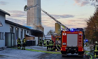 Zwei Trupps gingen unter Atemschutz sofort zur Brandbekämpfung in das Gebäude vor und konnten das Feuer nach kurzer Zeit löschen. - Feuerwehr Bad Wünnenberg Zwei Trupps gingen unter Atemschutz sofort zur Brandbekämpfung in das Gebäude vor und konnten das Feuer nach kurzer Zeit löschen. - Feuerwehr Bad Wünnenberg