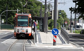 Der Hochbahnsteig an der Haltestelle "Sieker-Mitte" auf der Odentruper Straße ging als letzes in Betrieb. Doch für seinen Bau mussten zwei Haltestellen zusammengelegt werden. - Wolfgang Rudolf Der Hochbahnsteig an der Haltestelle "Sieker-Mitte" auf der Odentruper Straße ging als letzes in Betrieb. Doch für seinen Bau mussten zwei Haltestellen zusammengelegt werden. - Wolfgang Rudolf