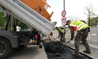 Arbeiter der Straßenbaufirma Denis Vahle schließen das Poller-Loch, das keines werden durfte. - Ulf Hanke Arbeiter der Straßenbaufirma Denis Vahle schließen das Poller-Loch, das keines werden durfte. - Ulf Hanke