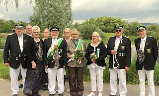 Der neue König der Rehmer Schützen Bernd Kunz inmitten seines Hofstaates Frank Helmig (v.l.), Ralf Schwier, Daniela Grabowski, Jennifer Sandmann, Bernd Kunz, Simone Diekmann, Gaby Kunz, Cornelia Petersen-Tiesmeier, Klaus Sandmann und Ulli Bauerrichter. - Andreas Jürgensmeyer Der neue König der Rehmer Schützen Bernd Kunz inmitten seines Hofstaates Frank Helmig (v.l.), Ralf Schwier, Daniela Grabowski, Jennifer Sandmann, Bernd Kunz, Simone Diekmann, Gaby Kunz, Cornelia Petersen-Tiesmeier, Klaus Sandmann und Ulli Bauerrichter. - Andreas Jürgensmeyer