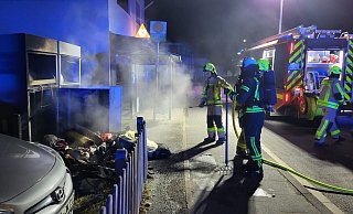 In der Nacht zu Mittwoch musste die Feuerwehr einen brennenden Kleidercontainer am Alten Rehmer Weg löschen. - Feuerwehr Bad Oeynhausen In der Nacht zu Mittwoch musste die Feuerwehr einen brennenden Kleidercontainer am Alten Rehmer Weg löschen. - Feuerwehr Bad Oeynhausen
