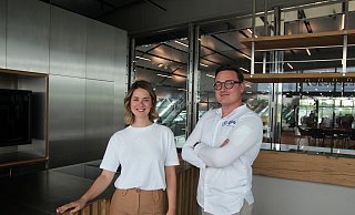 Madita Biele und Fred Breipohl im Clouds. Das Lokal im Bora-Gebäude an der Ahmser Straße hat der Bielefelder Gastronom übernommen, Biele managt den Betrieb vor Ort. - SUSANNE BLERSCH Madita Biele und Fred Breipohl im Clouds. Das Lokal im Bora-Gebäude an der Ahmser Straße hat der Bielefelder Gastronom übernommen, Biele managt den Betrieb vor Ort. - SUSANNE BLERSCH