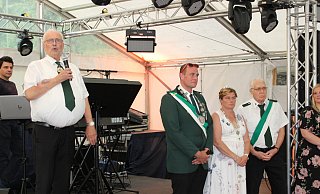 Der erste Vorsitzende Ulrich Brünger verkündet, dass es keine Nachfolge-Majestät geben wird. Daniel Niestradt und Stefanie Janßen (beide rechts im Bild) sind das vorerst letzte Königspaar. - SV Oldinghausen Der erste Vorsitzende Ulrich Brünger verkündet, dass es keine Nachfolge-Majestät geben wird. Daniel Niestradt und Stefanie Janßen (beide rechts im Bild) sind das vorerst letzte Königspaar. - SV Oldinghausen