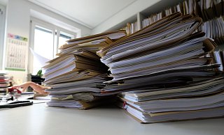 In der Geschäftsstelle der Staatsanwaltschaft Bielefeld stapeln sich derzeit Tausende unbearbeitete Vorgänge. - Bernd Weißbrod / dpa In der Geschäftsstelle der Staatsanwaltschaft Bielefeld stapeln sich derzeit Tausende unbearbeitete Vorgänge. - Bernd Weißbrod / dpa