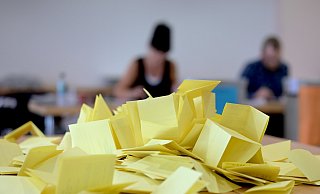 Die Stimmzettel für die Bürgermeisterwahl müssen in NRW im Herbst 2025 wieder ausgezählt werden. - Jacob Schröter/dpa Die Stimmzettel für die Bürgermeisterwahl müssen in NRW im Herbst 2025 wieder ausgezählt werden. - Jacob Schröter/dpa
