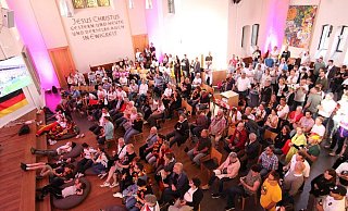 Das Publikum saß nicht nur in den Kirchenbänken, sondern auch auf dem Boden. - Björn Kenter Das Publikum saß nicht nur in den Kirchenbänken, sondern auch auf dem Boden. - Björn Kenter