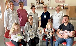 Friedlich schlummert die kleine Malea im Arm ihres Vaters André Hillemeyer, der sich mit seiner Frau Annika-Lorraine sowie den beiden Töchtern Neela (l.) und Aleyna ebenso über das Jubiläumsbaby freut wie (hinten v. l.) Birgit Kohlschein (leitende Oberärztin), Maria Roebers (Hebamme), Franziska März, Sandra Debruyne , Sandra Laker-Bunsen (Pflegeteam Geburtshilfe). - St.-Vincenz-Kliniken Friedlich schlummert die kleine Malea im Arm ihres Vaters André Hillemeyer, der sich mit seiner Frau Annika-Lorraine sowie den beiden Töchtern Neela (l.) und Aleyna ebenso über das Jubiläumsbaby freut wie (hinten v. l.) Birgit Kohlschein (leitende Oberärztin), Maria Roebers (Hebamme), Franziska März, Sandra Debruyne , Sandra Laker-Bunsen (Pflegeteam Geburtshilfe). - St.-Vincenz-Kliniken