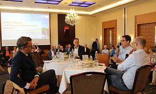 CDU-Generalsekretär Carsten Linnemann (l.) und Moderator Martin Holzhausen (r.) im Gespräch mit den „Unity“-Vorständen Tomas Pfänder (2.v.l.) und Tobias Roeren-Wiemers über die Energienutzung im Kreis. - Moritz Jülich CDU-Generalsekretär Carsten Linnemann (l.) und Moderator Martin Holzhausen (r.) im Gespräch mit den „Unity“-Vorständen Tomas Pfänder (2.v.l.) und Tobias Roeren-Wiemers über die Energienutzung im Kreis. - Moritz Jülich
