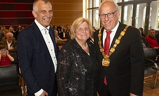 Oberbürgermeister Pit Clausen (r.) freute sich, mit Irith Michelsohn und Gerhard Sagerer gleich zwei verdiente Bielefelder ehren zu können. - © Jörg Dieckmann - www. dieckmann-fotodesign.de Oberbürgermeister Pit Clausen (r.) freute sich, mit Irith Michelsohn und Gerhard Sagerer gleich zwei verdiente Bielefelder ehren zu können. - © Jörg Dieckmann - www. dieckmann-fotodesign.de