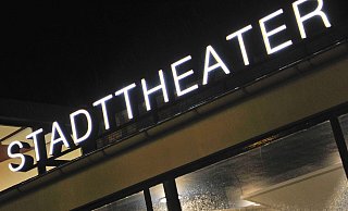 Das sanierungsbedürftige Stadttheater wird wegen des Denkmalschutzes nicht abgerissen werden. - Ralf Bittner Das sanierungsbedürftige Stadttheater wird wegen des Denkmalschutzes nicht abgerissen werden. - Ralf Bittner